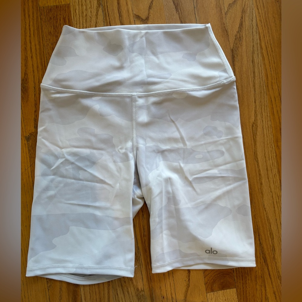ALO Yoga White Shorts_ size M_like new
